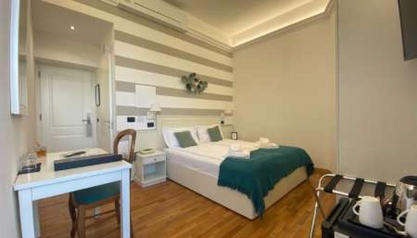 Camera accogliente con letto matrimoniale, decorazioni moderne e atmosfera serena.