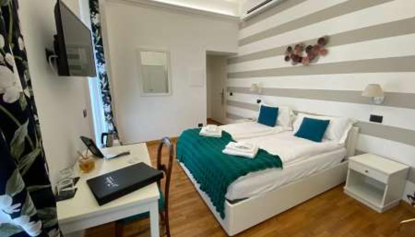 Camera elegante con letto doppio, decorazioni moderne e atmosfera accogliente.